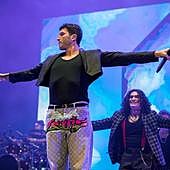 Sebastián Yatra cocina una paella en Valencia: «Todavía no está muy bien, voy poco a poco»