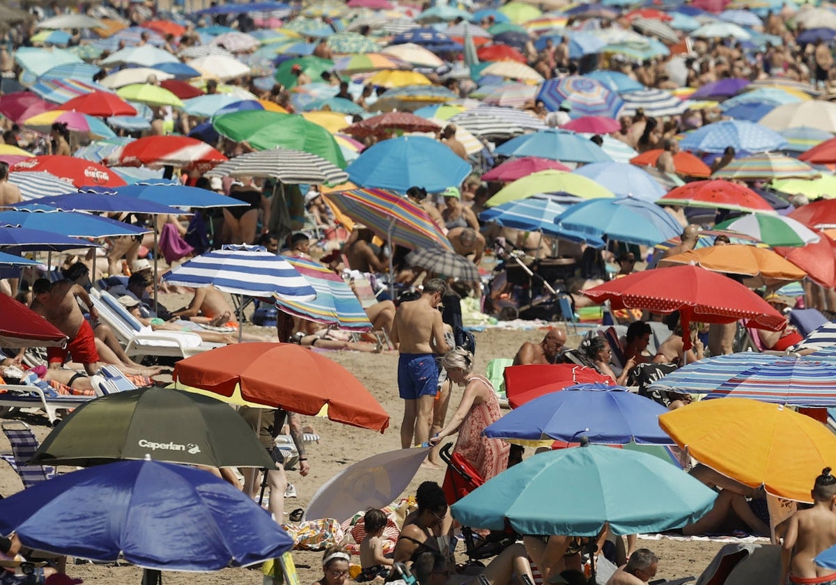 Bañistas en la playa de la Malvarrosa.