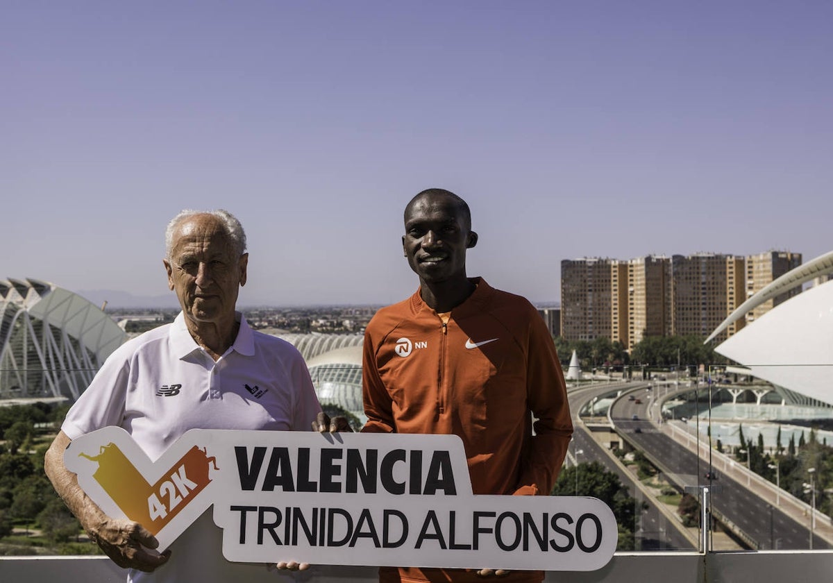 Cheptegei posa junto a Paco Borao este domingo en Valencia.