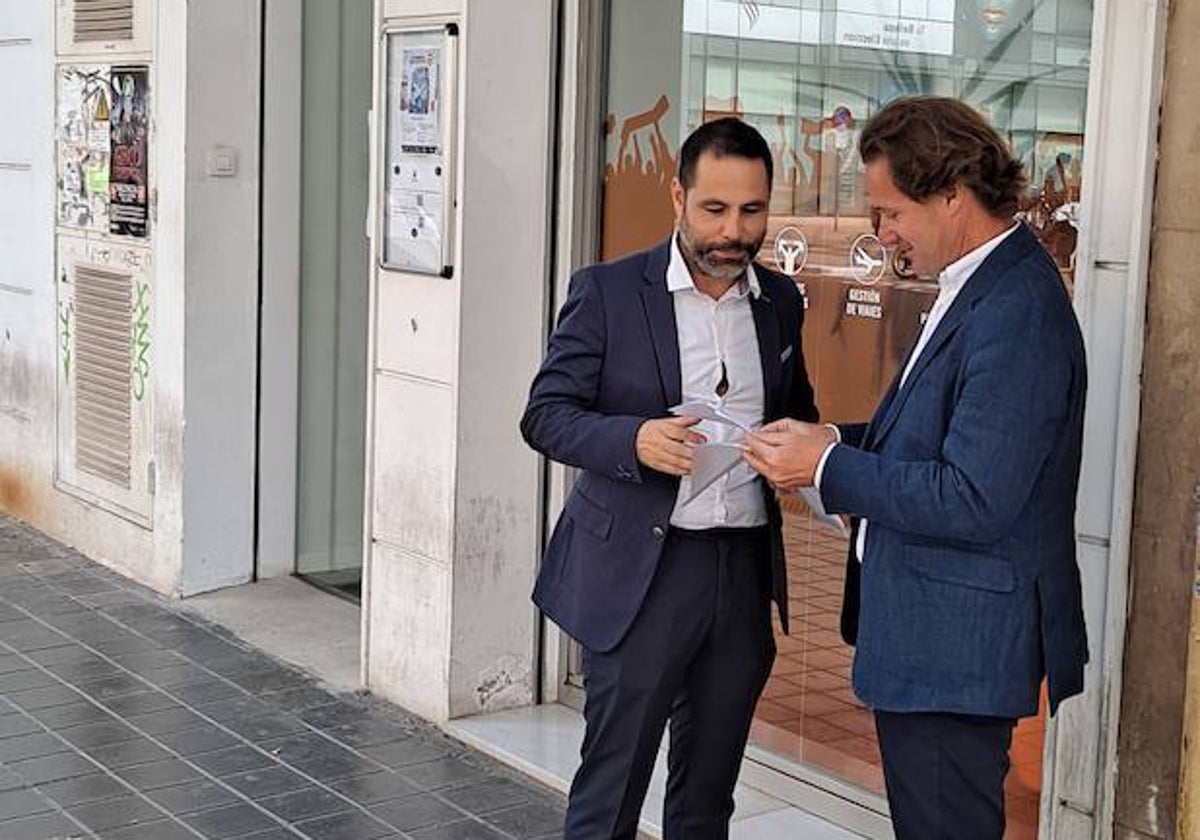 José Pérez y Álvaro Sendra, esta mañana a las puertas de las oficinas del Valencia.