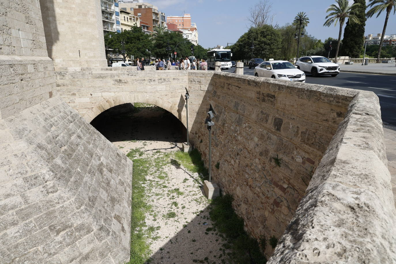 Encuentran el cadáver de un hombre en el foso de las Torres de Serrano