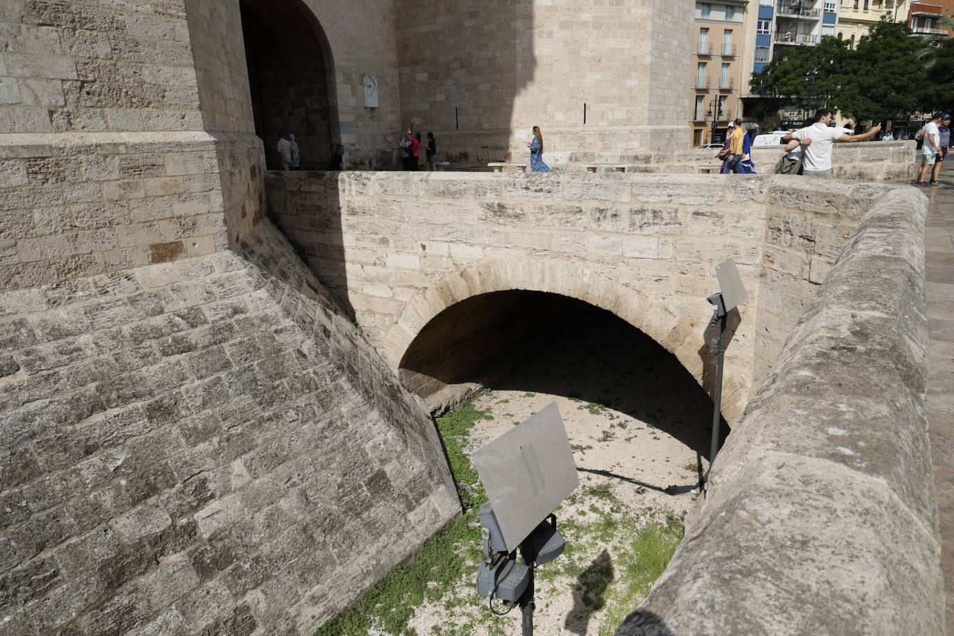 Encuentran el cadáver de un hombre en el foso de las Torres de Serrano