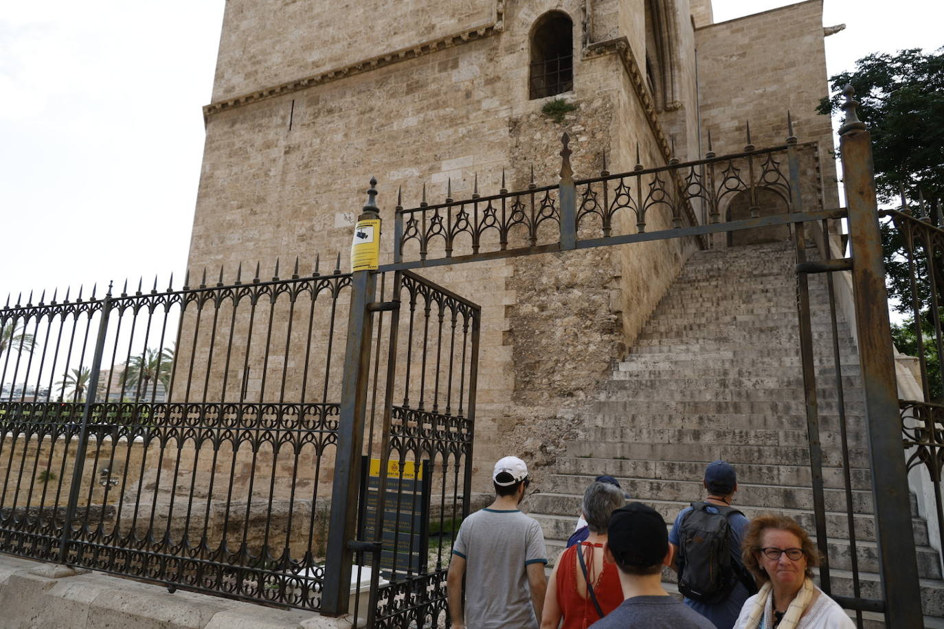 Encuentran el cadáver de un hombre en el foso de las Torres de Serrano