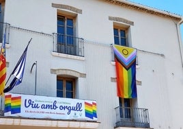 Banderas que ondean en el Ayuntamiento de Ondara.