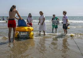 Visita de la alcaldesa de Valencia, María José Catalá, a la zona de baño adaptado de la playa del Cabanyal.