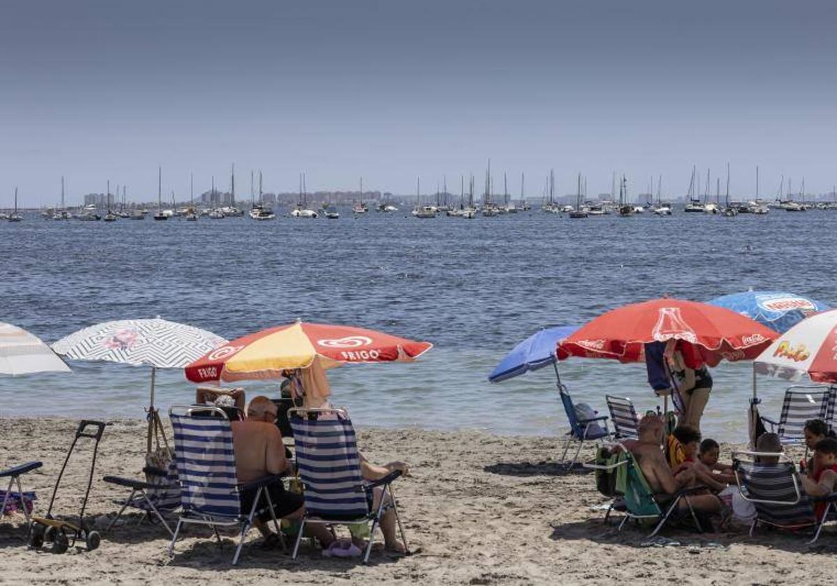 Personas en una playa.