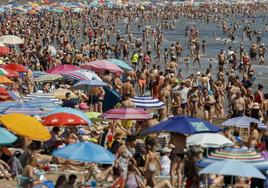 Numerosos bañistan disfrutan este domingo en la playa de la Malvarrosa en Valencia