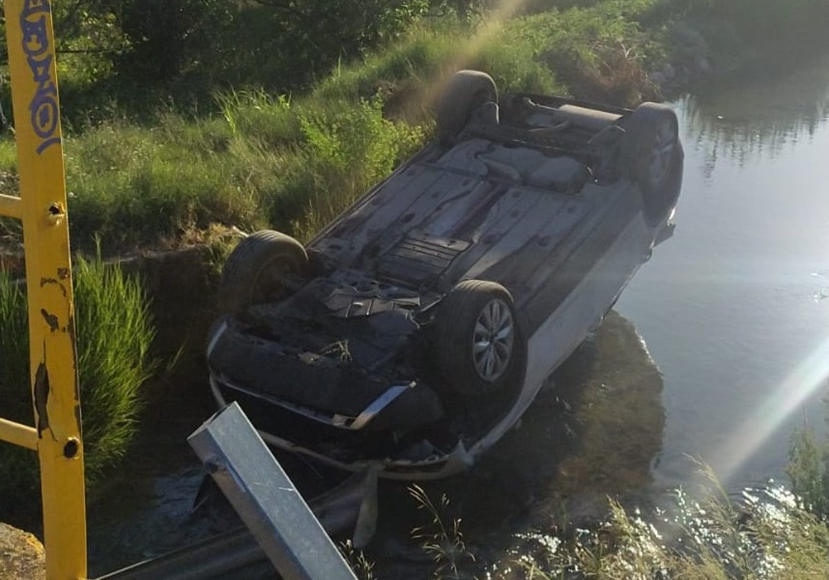 Estado en el que quedó el vehículo tras caer al río.