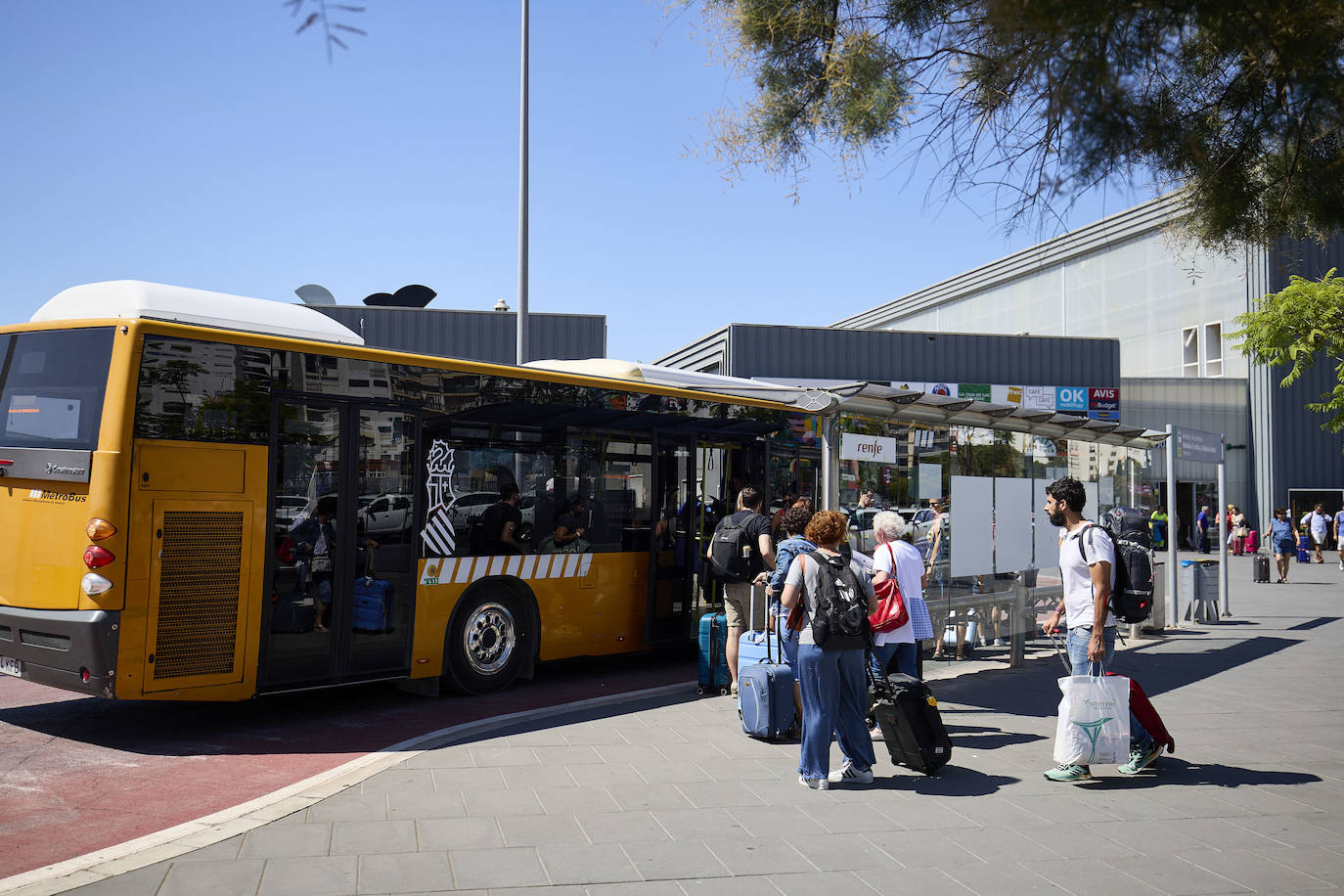 Así son las colas en la estación Joaquín Sorolla y el aeropuerto