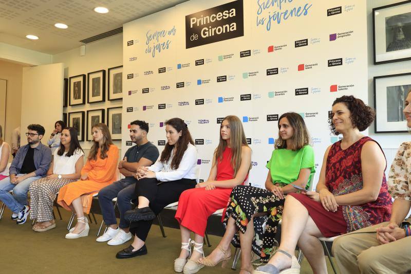 La princesa Leonor y la infanta Sofía reaparecen con un look &#039;vitamina&#039;