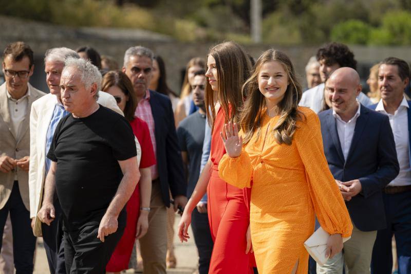 La princesa Leonor y la infanta Sofía reaparecen con un look &#039;vitamina&#039;