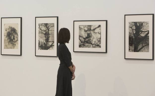 Una persona en una de las exposiciones de Bombas Gens.