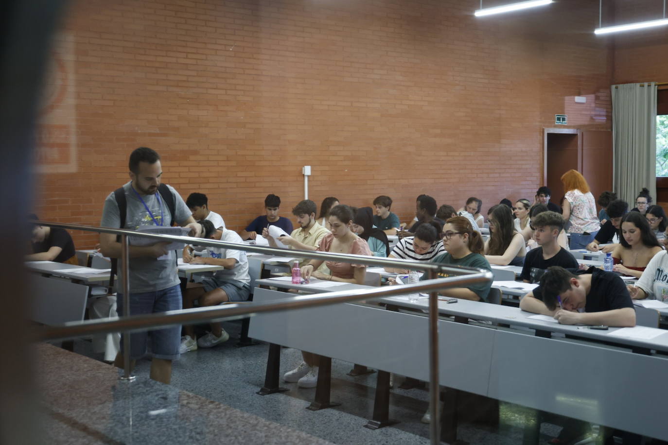 Los valencianos se examinan en la prueba extraordinaria de selectividad 2023