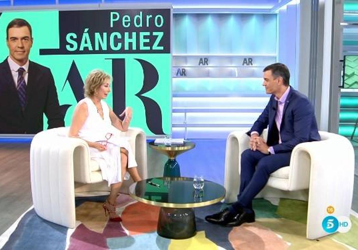 Pedro Sánchez con Ana Rosa Quintana en una imagen de archivo.