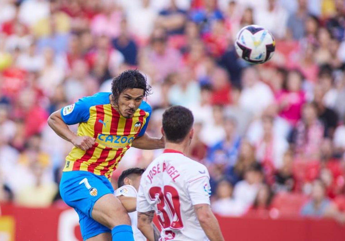 Cavani remata en el partido que el Valencia disputó en el Sánchez Pizjuán la temporada pasada.