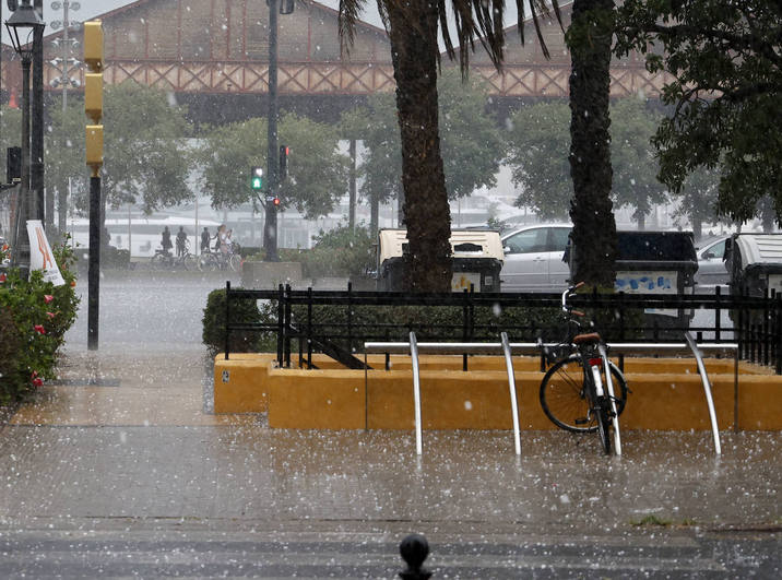 Un momento de la granizada el lunes sobre Valencia.