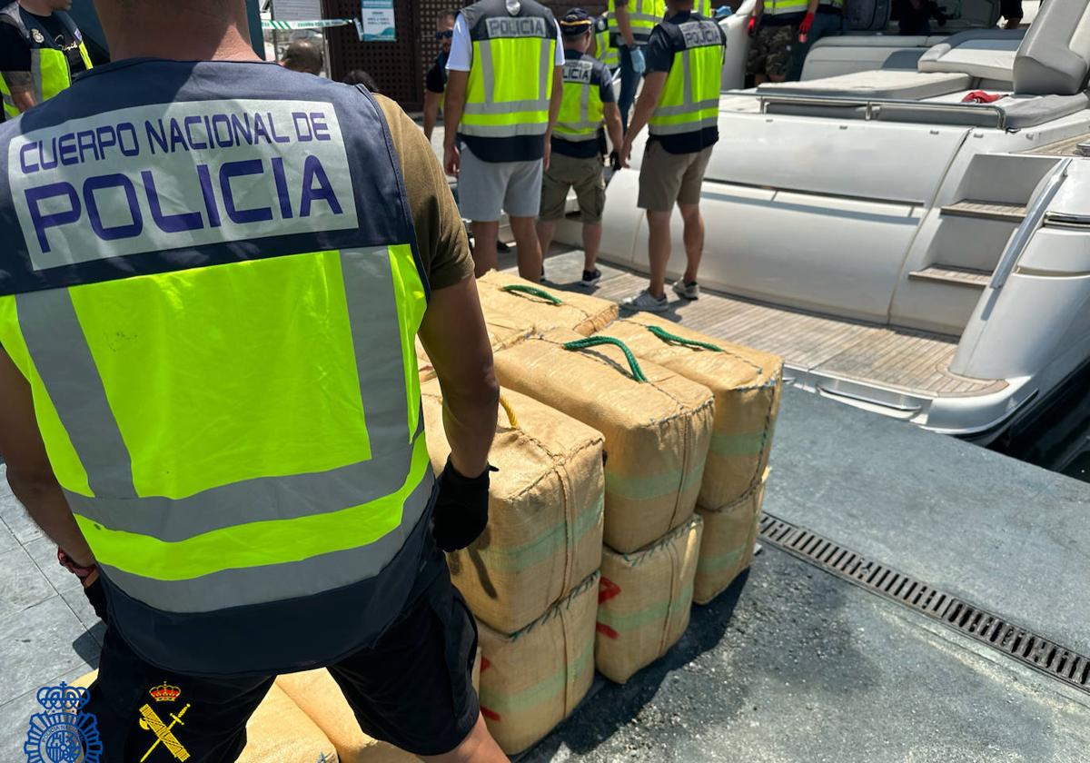 Droga intervenida en el puerto de Santa Pola.