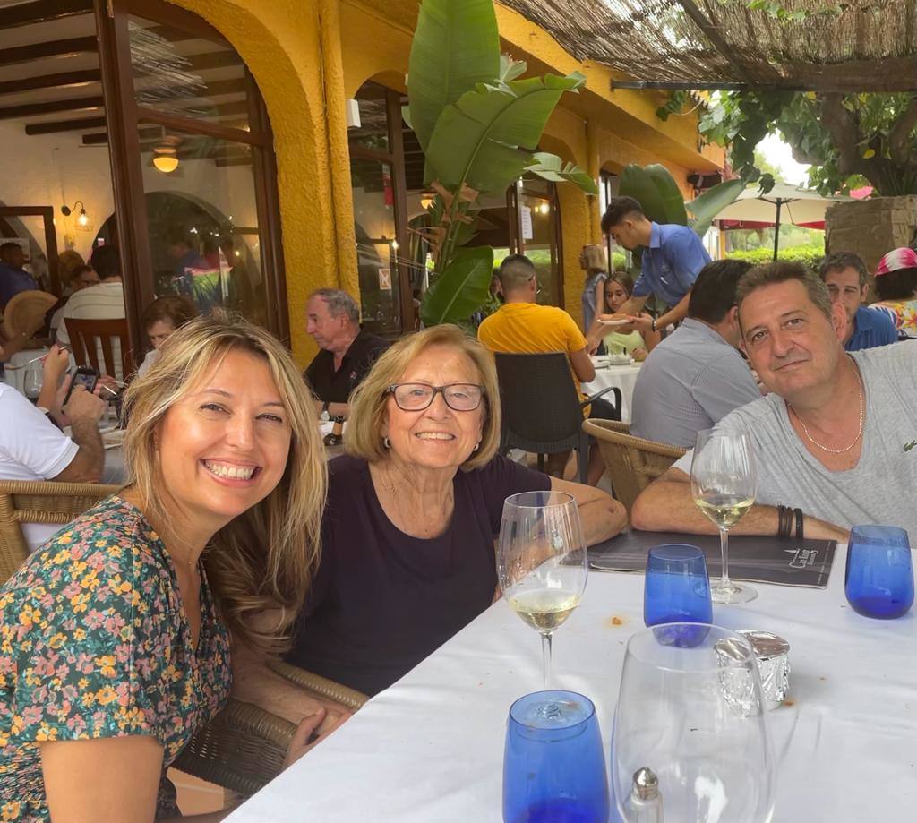 La escritoria Sonia Valiente, con su madre.