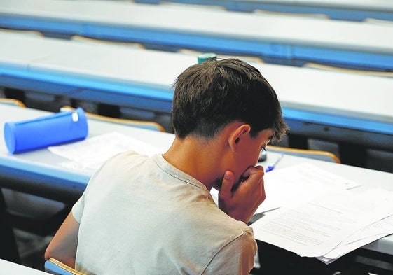 Un alumno realizando un examen de la selectividad.