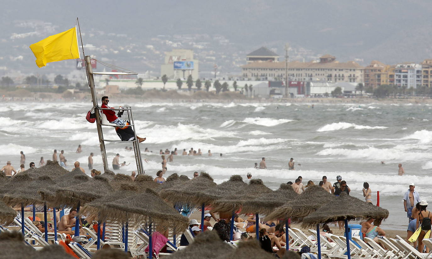 Bandera amarilla debido al oleaje en la playa de la Malvarrosa