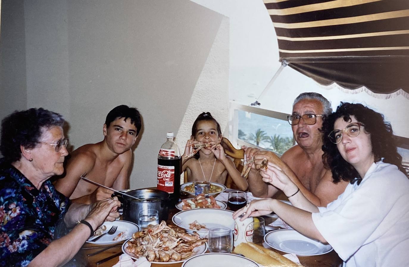 Mi abuela (d) en el apartamento, con mi abuelo, yo y mis primos