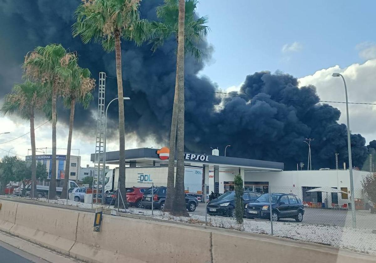 La densa humareda que dejan las llamas del incendio.