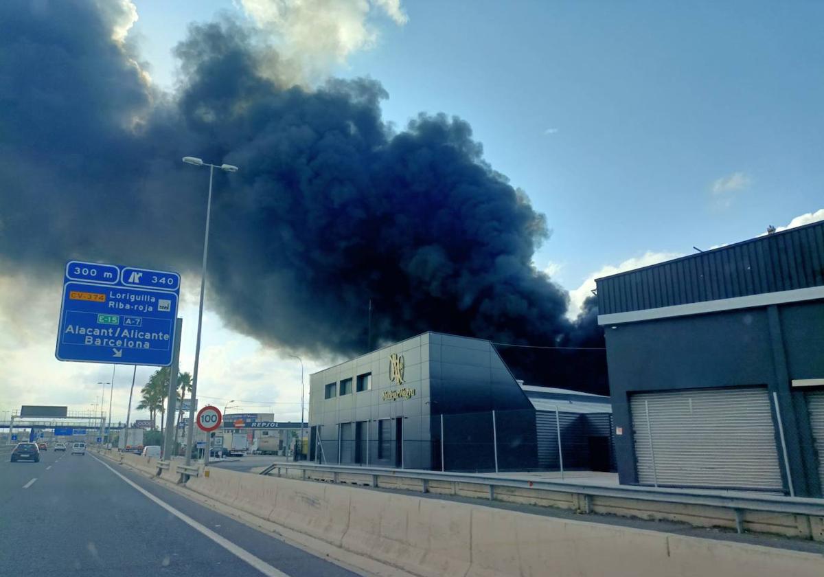 Incendio en una nave industrial de Mercadona