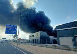 Incendio en una nave industrial de Mercadona