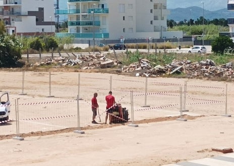 Imagen secundaria 1 - Camiones y operarios trabajando en la parcela de la playa de Oliva.