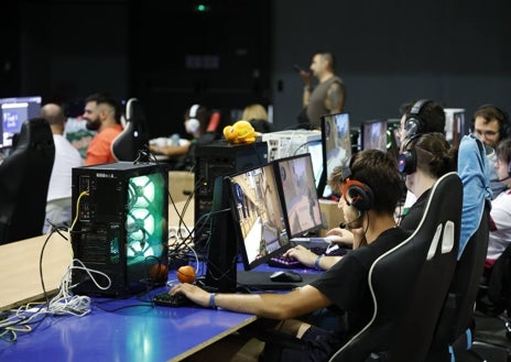 Imagen secundaria 1 - Jugadores de la DreamHack preparando sus ordenadores para comenzar la jornada