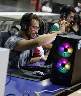 Imagen secundaria 2 - Jugadores de la DreamHack preparando sus ordenadores para comenzar la jornada