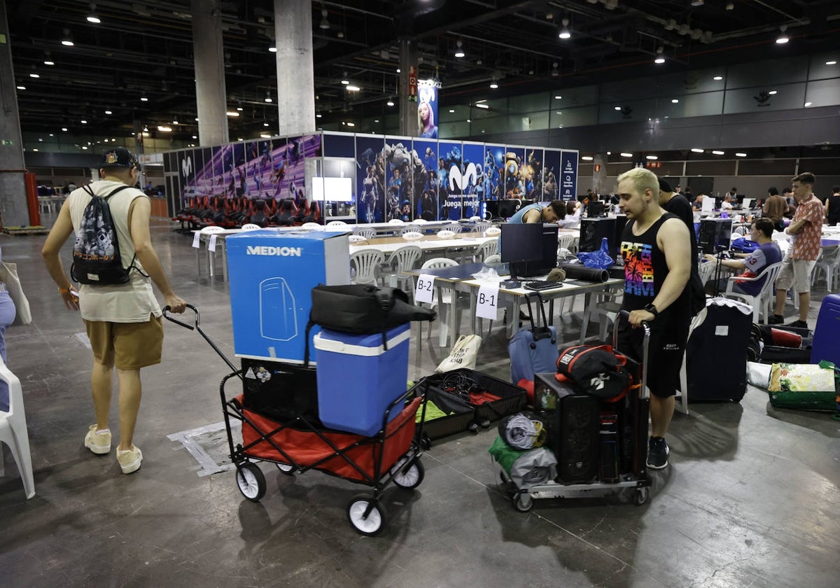 Primeros jugadores llegando a la zona para instalar los ordenadores en Feria Valencia, donde se celebra DreamHack.