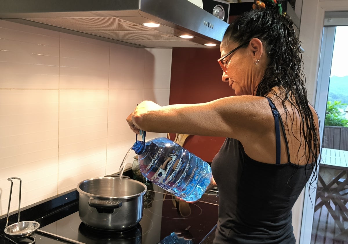 Teresa Bertó, cocinando con agua de botella.