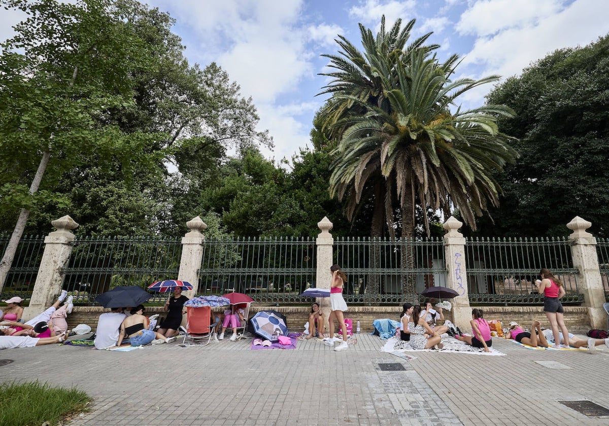 Algunas de las seguidoras haciendo cola para el concierto de Tini este jueves en Valencia.