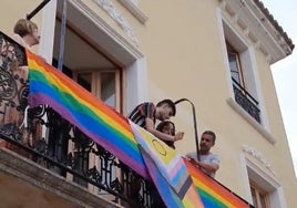 Momento en el que se coloca de nuevo la bandera arcoíris en el balcón del Ayuntamiento.