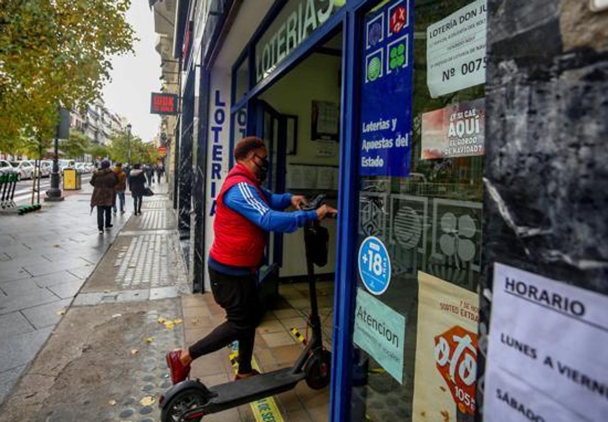 Un jugador comprando en una de las administraciones de Loterías y Apuestas del Estado