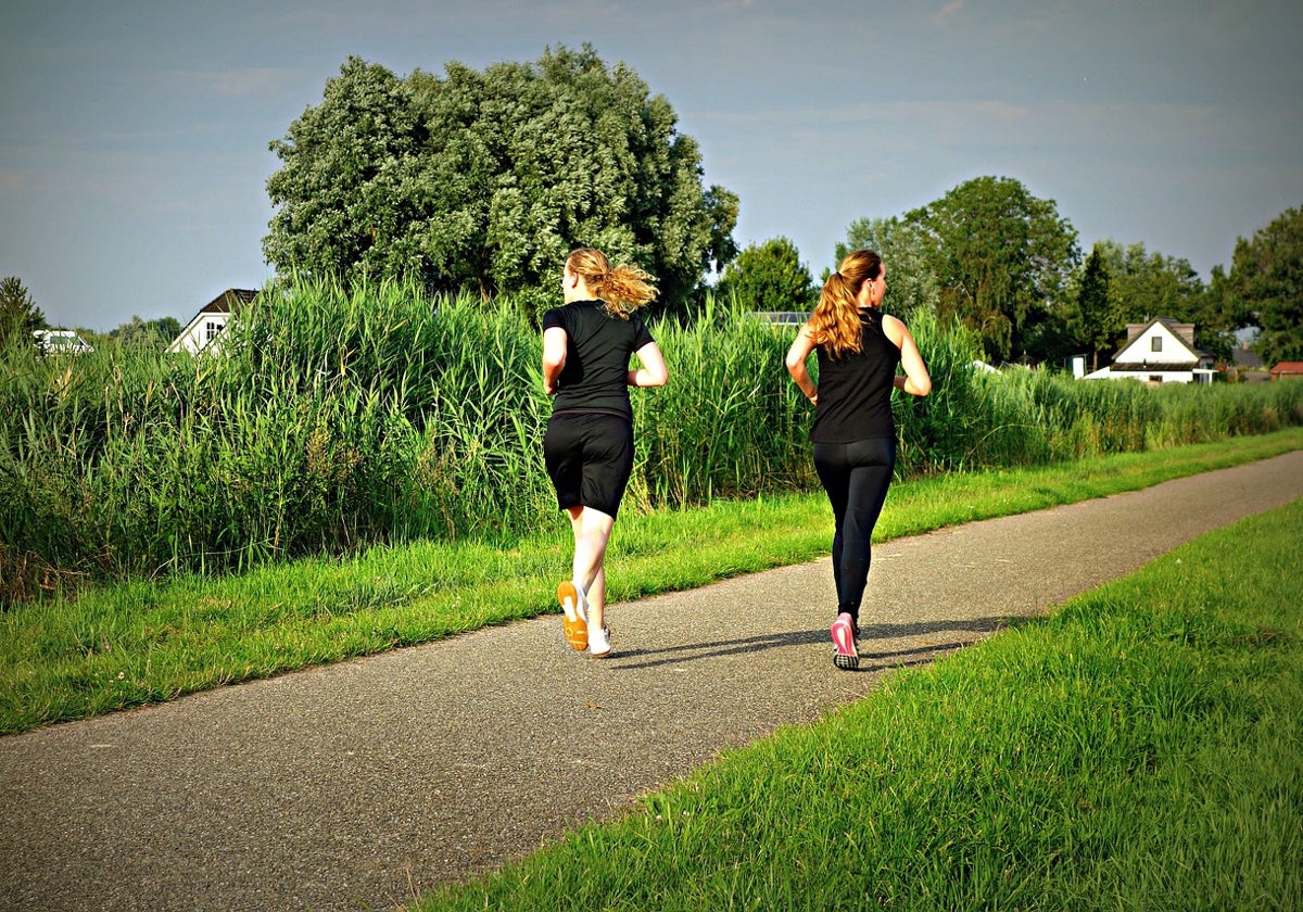 Dos corredoras practican running al sol.