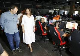 La alcaldesa de Valencia, María José Catalá, en su visita a la DreamHack este viernes en Feria Valencia.