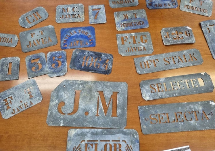 Algunas de las placas que se utilizaban para marcar las cajas de pasas.