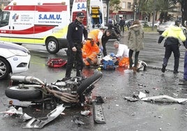 Una unidad SAMU interviene en un accidente de tráfico.