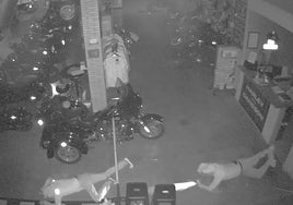 Una cámara de seguridad capta a dos de los ladrones en un establecimiento.