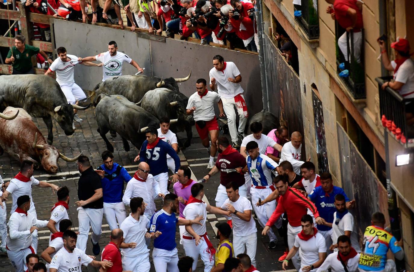 Los toros de Escolar ponen emoción y velocidad en el segundo encierro de San Fermín 2023