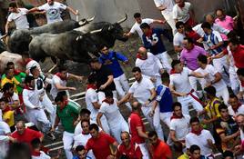 Los toros de Escolar ponen emoción y velocidad en el segundo encierro de San Fermín 2023