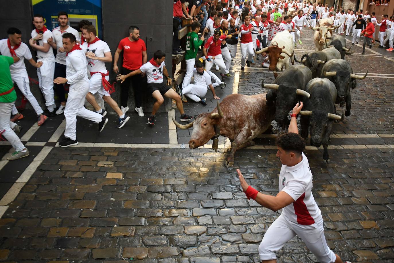 Los toros de Escolar ponen emoción y velocidad en el segundo encierro de San Fermín 2023