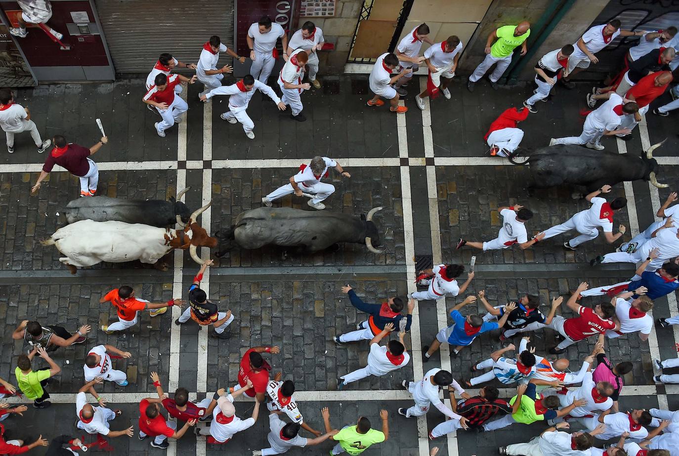 Los toros de Escolar ponen emoción y velocidad en el segundo encierro de San Fermín 2023