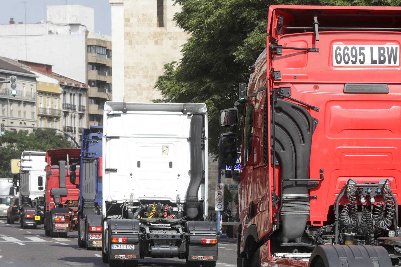 Los transportistas celebran San Cristóbal por las calles de Valencia