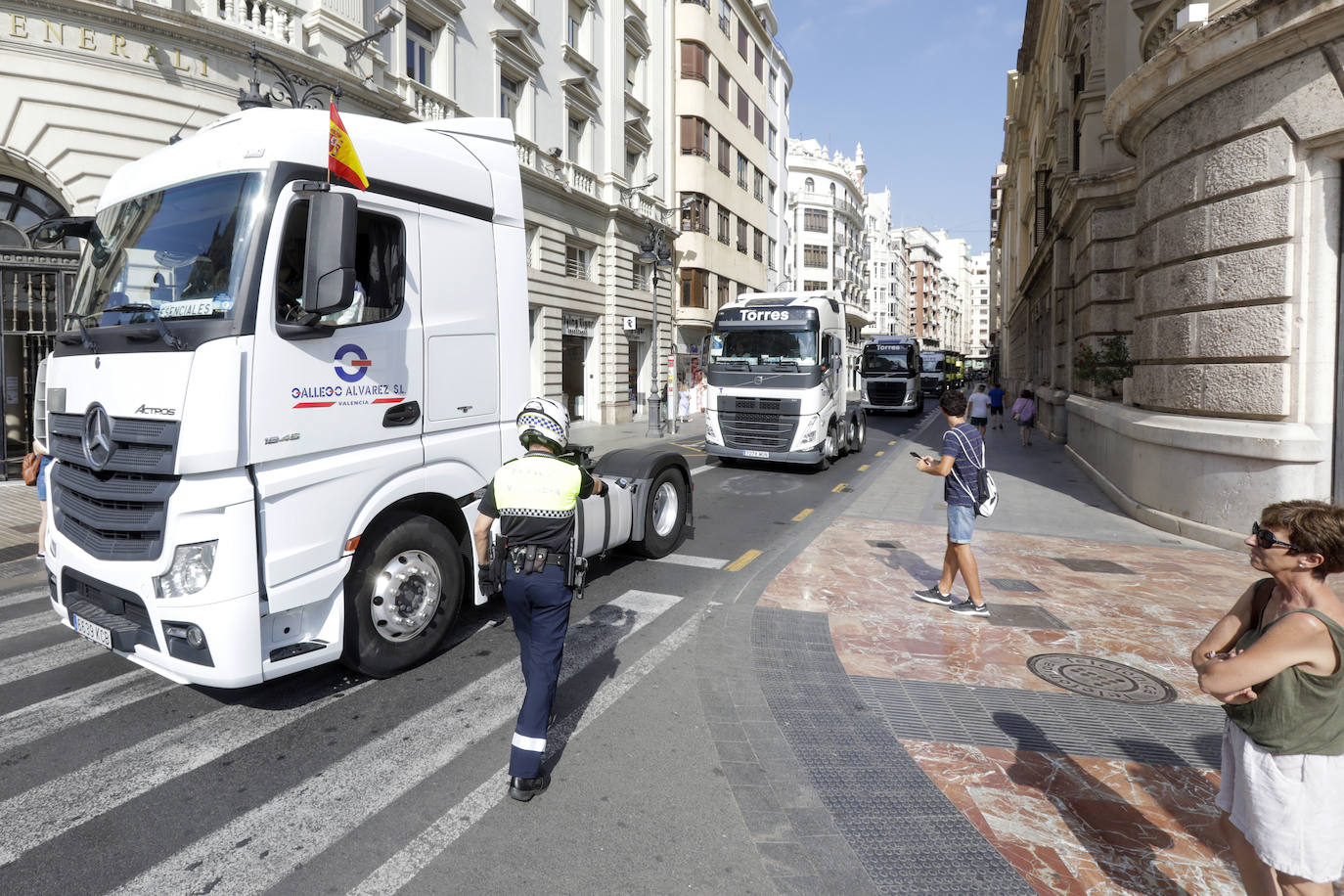 Los transportistas celebran San Cristóbal por las calles de Valencia