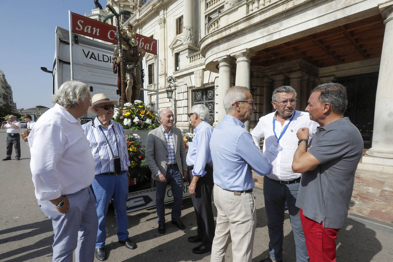 Los transportistas celebran San Cristóbal por las calles de Valencia