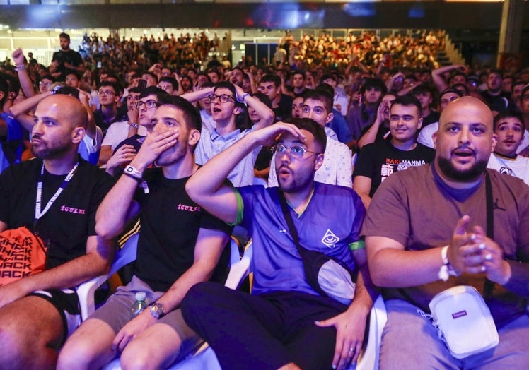 Imagen principal - Numeroso público viendo la primera de las partidas de la Superliga.