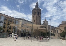 Toldos instalados en la plaza de la Reina de Valencia para mitigar el calor.